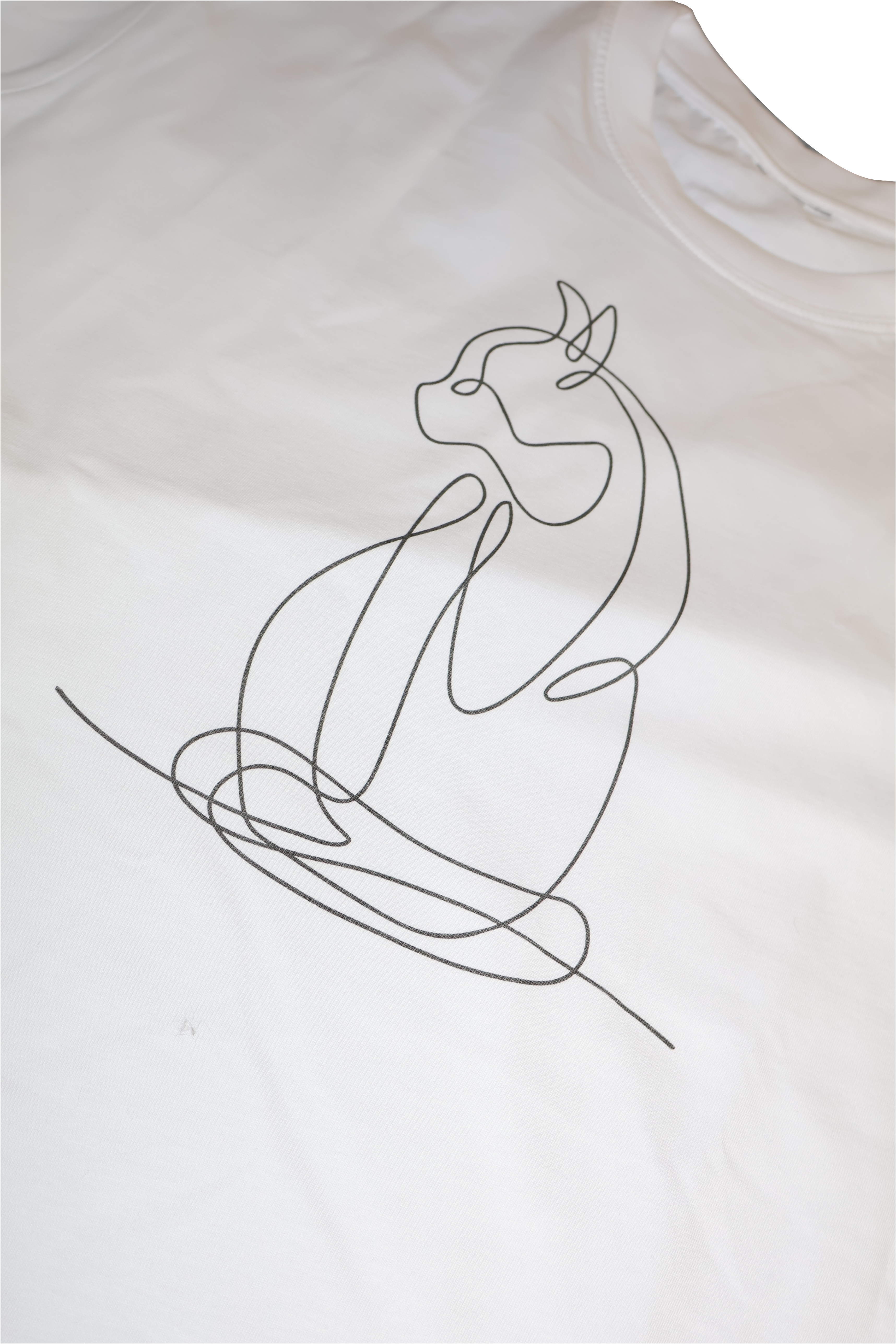 One Line Cat t-shirt brysttryk detalje