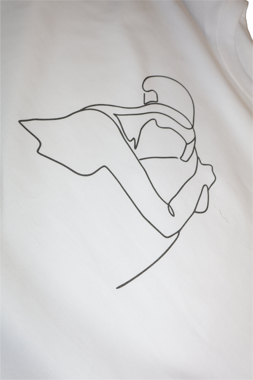 Embrace Lines t-shirt brysttryk detalje