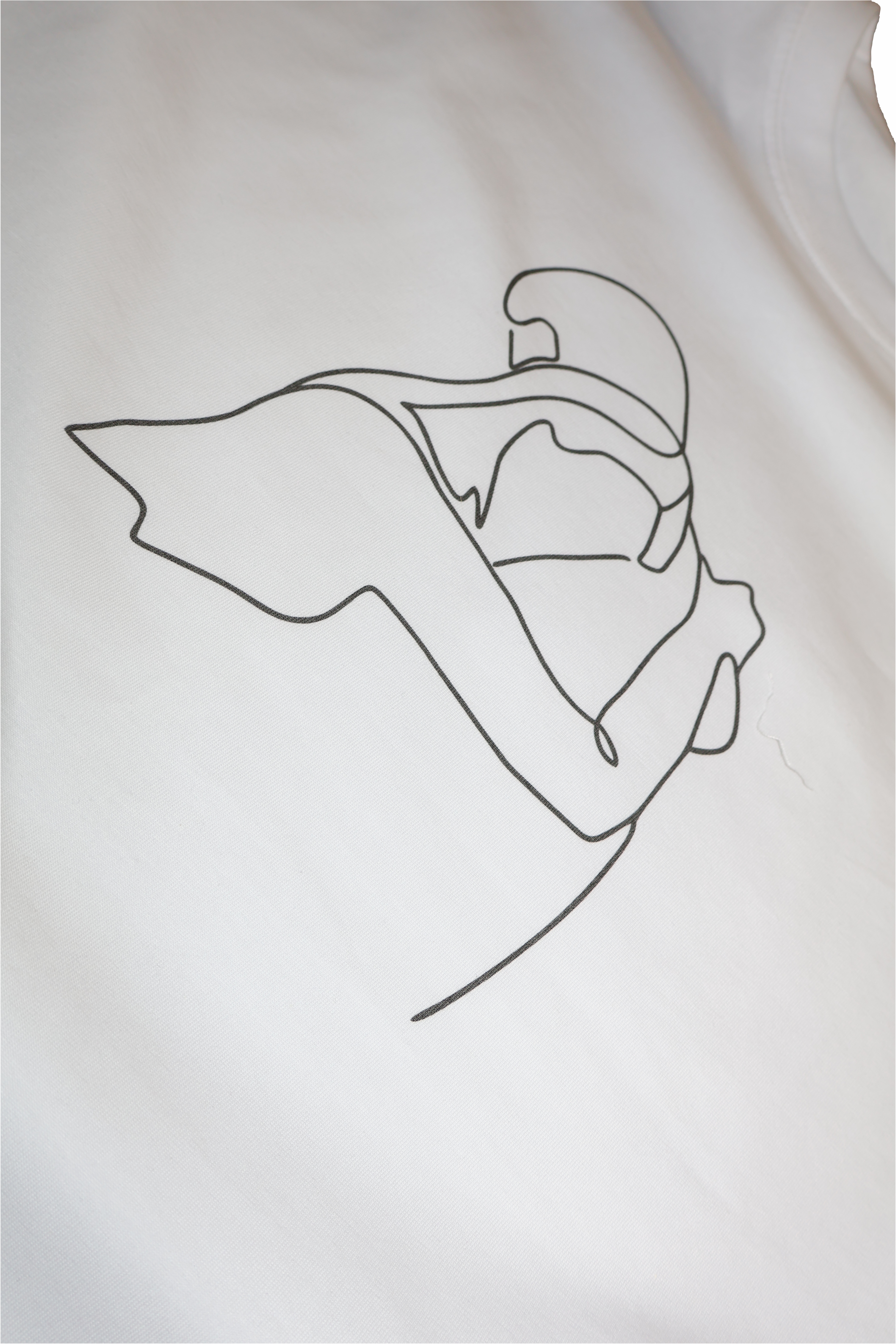 Embrace Lines t-shirt brysttryk detalje